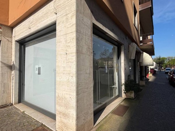 negozio in affitto a Montichiari in zona Rò