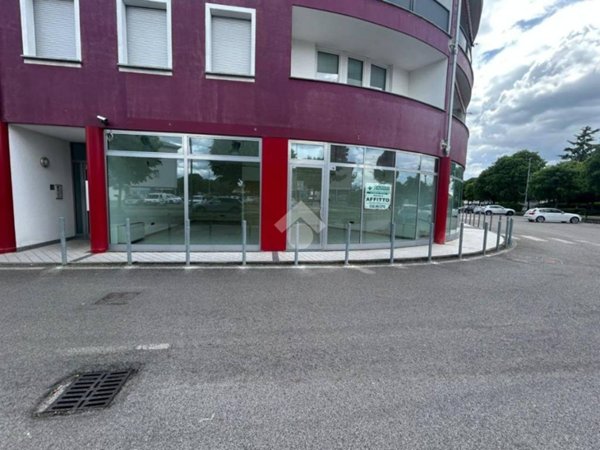 negozio in affitto a Montichiari in zona Rò