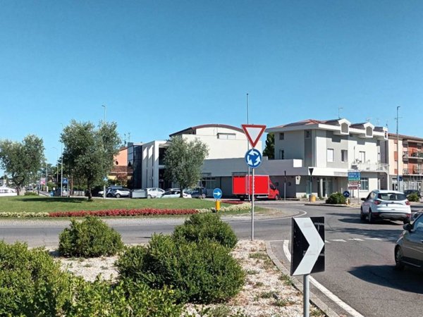 negozio in affitto a Montichiari in zona Rò