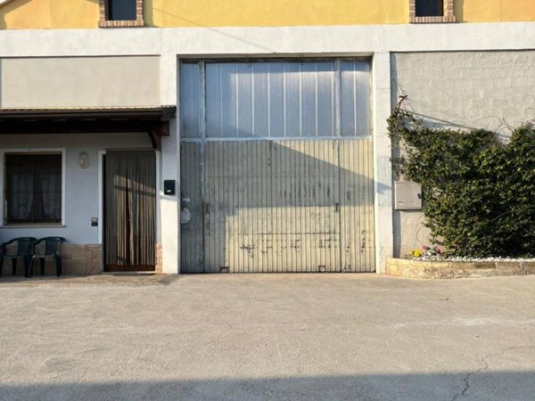 locale commerciale in affitto a Montichiari in zona Sant'Antonio