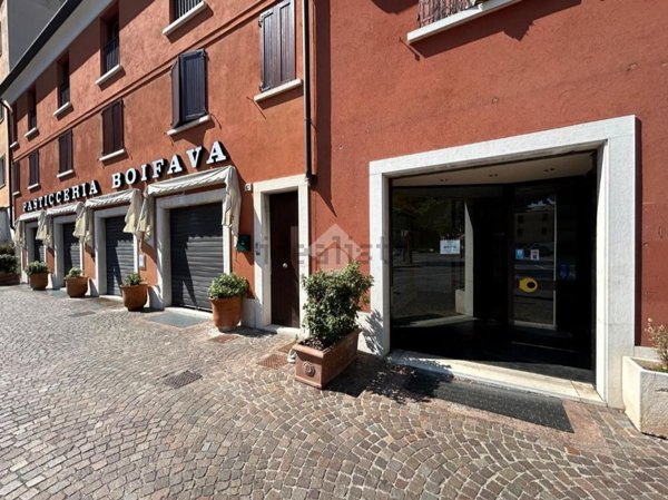 locale commerciale in affitto a Montichiari