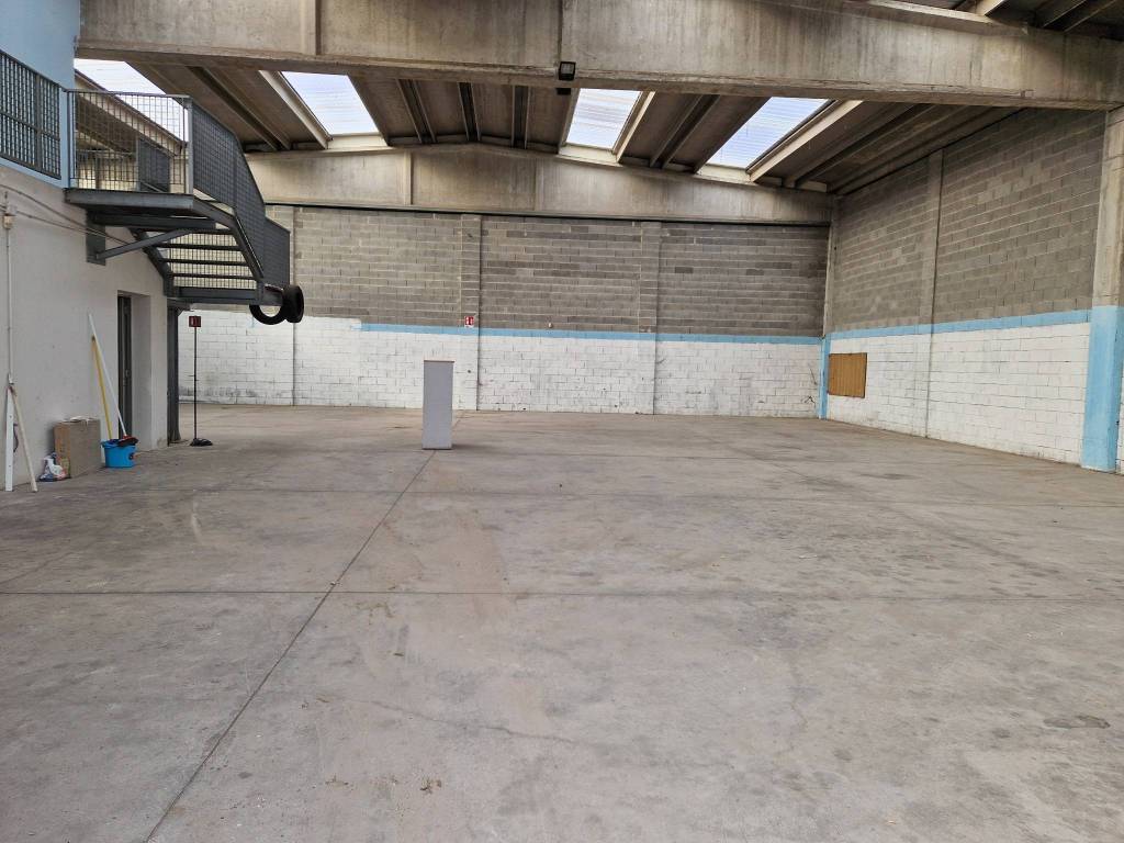 locale commerciale in affitto a Montichiari in zona Fascia D'oro