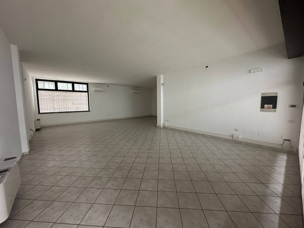 negozio in affitto a Montichiari in zona Rò