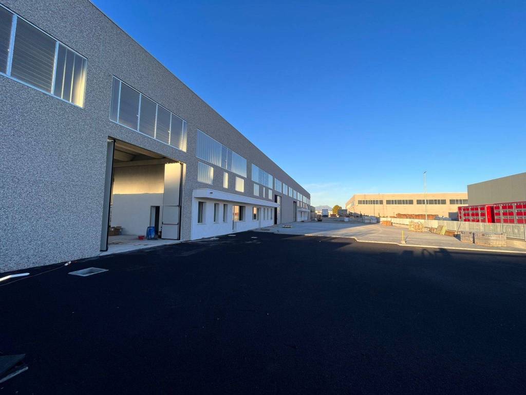 locale commerciale in affitto a Montichiari in zona Fascia D'oro