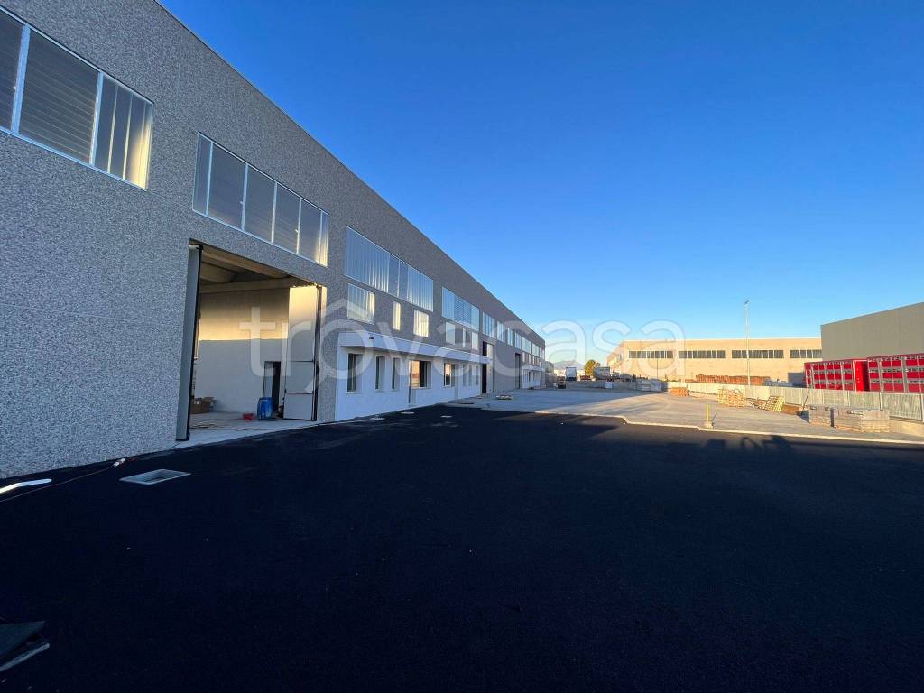 locale commerciale in affitto a Montichiari in zona Fascia D'oro