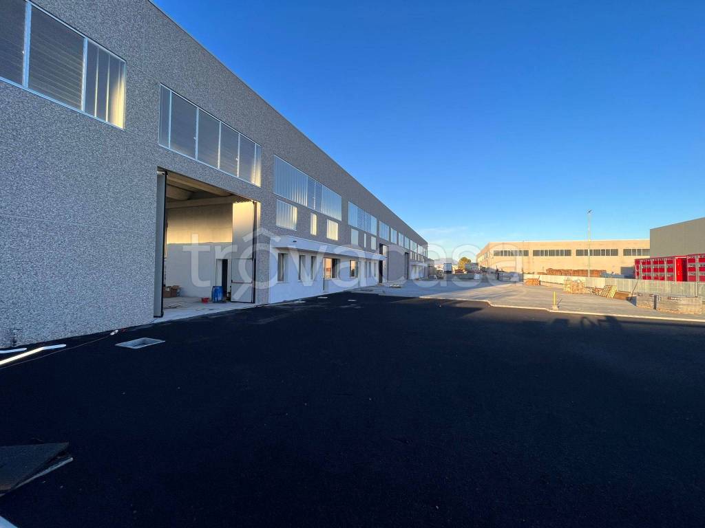 locale commerciale in affitto a Montichiari in zona Fascia D'oro