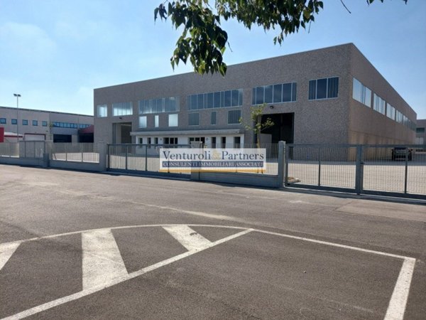 locale commerciale in affitto a Montichiari in zona Fascia D'oro