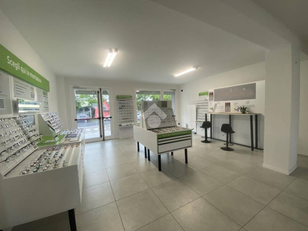 negozio in affitto a Montichiari in zona Rò