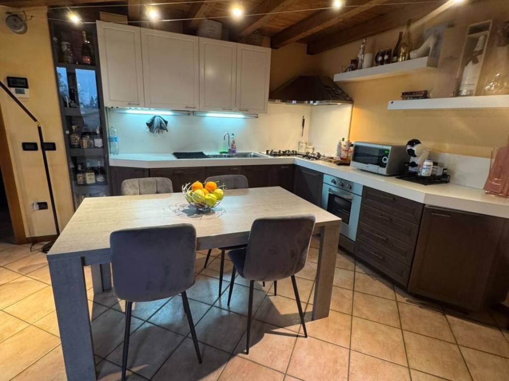 appartamento in affitto a Montichiari in zona Rò