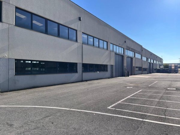 locale commerciale in affitto a Montichiari in zona Fascia D'oro