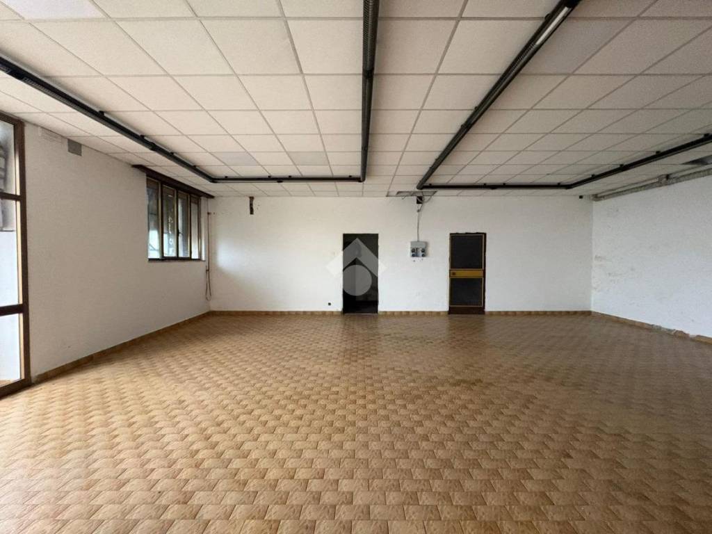 locale commerciale in affitto a Montichiari in zona Rò