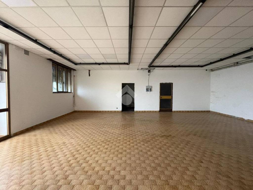 locale commerciale in affitto a Montichiari