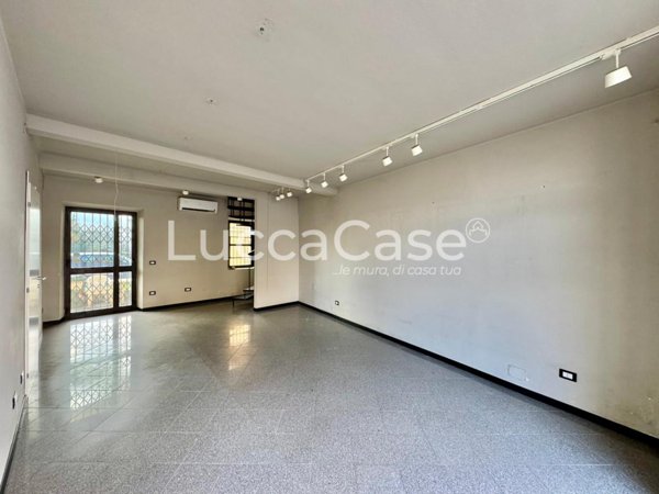 locale commerciale in affitto a Nave