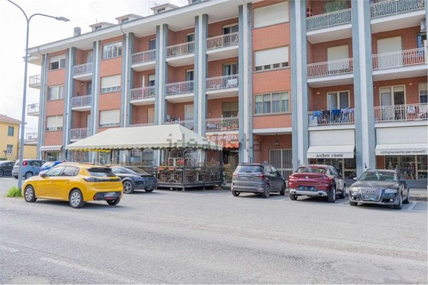negozio in affitto a Cavour