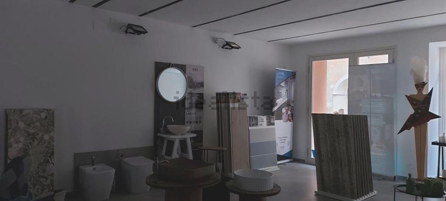 locale commerciale in affitto a Cavour