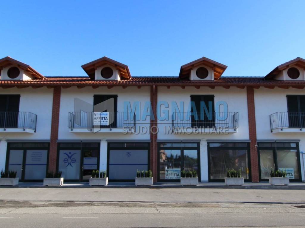 negozio in affitto a Cavour