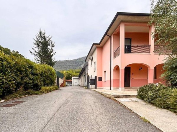 locale commerciale in affitto ad Ome