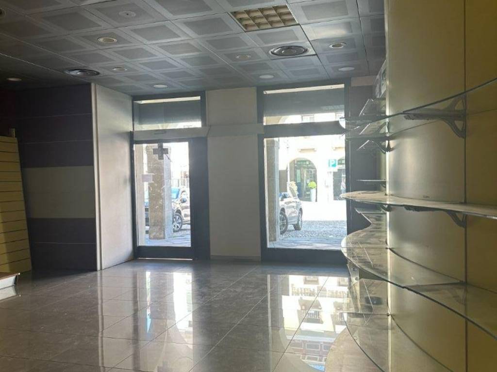negozio in affitto ad Orzinuovi