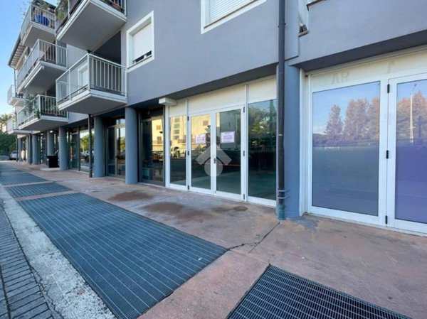 negozio in affitto a Padenghe sul Garda