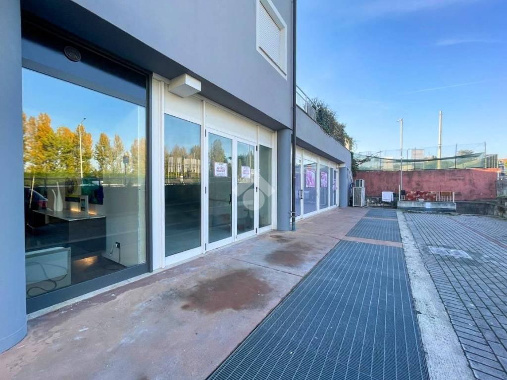 negozio in affitto a Padenghe sul Garda