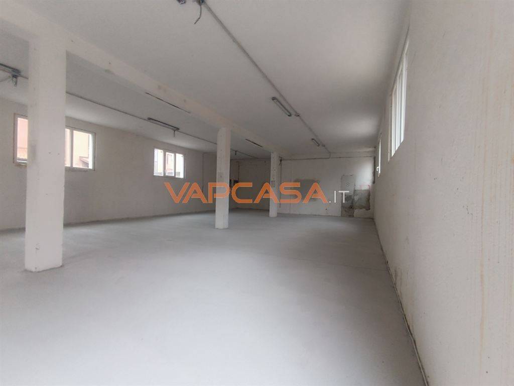 negozio in affitto a Palazzolo sull'Oglio