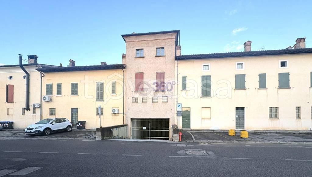 locale commerciale in affitto a Passirano