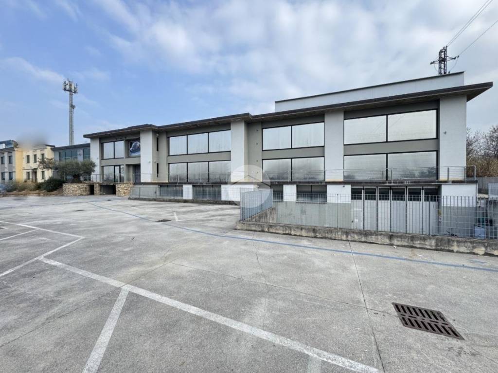 locale commerciale in affitto a Passirano