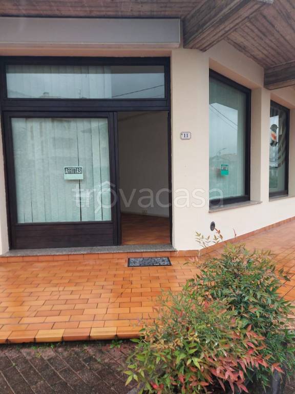 negozio in affitto a Pisogne in zona Gratacasolo