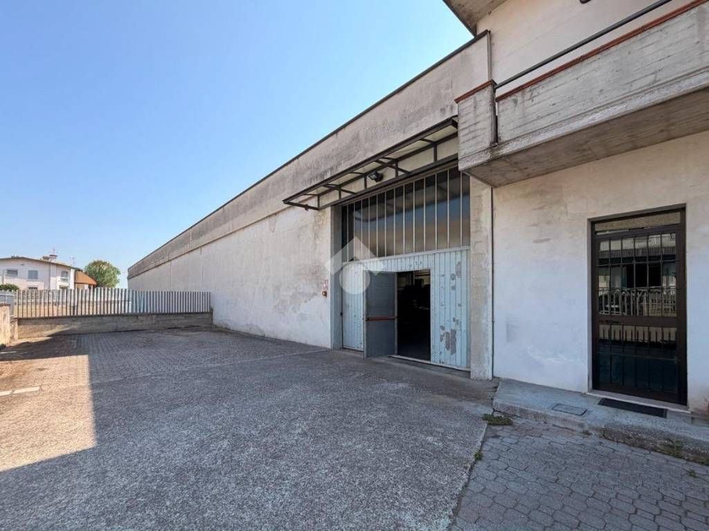 locale commerciale in affitto a Quinzano d'Oglio