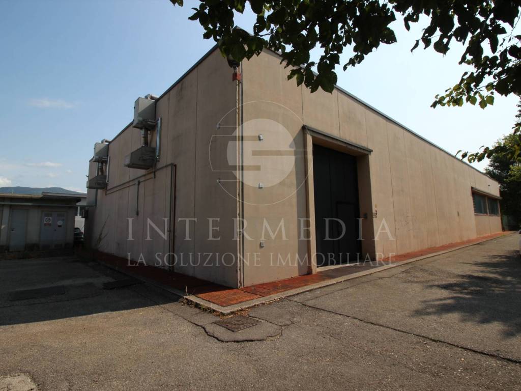 locale commerciale in affitto a Rezzato