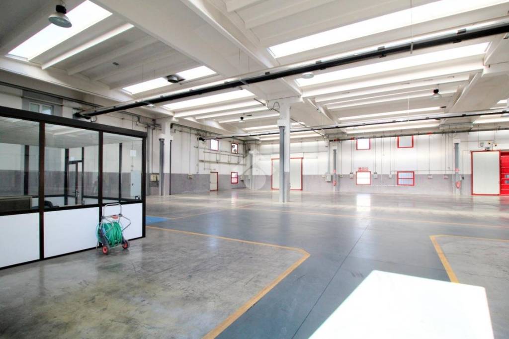 locale commerciale in affitto a Rezzato