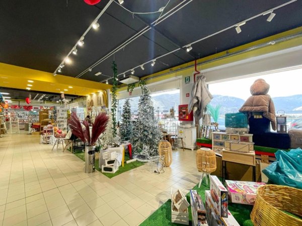locale commerciale in affitto a Rezzato