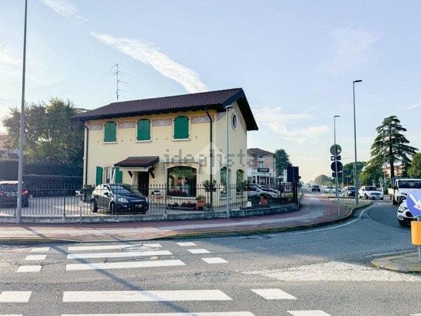 locale commerciale in affitto a Rezzato