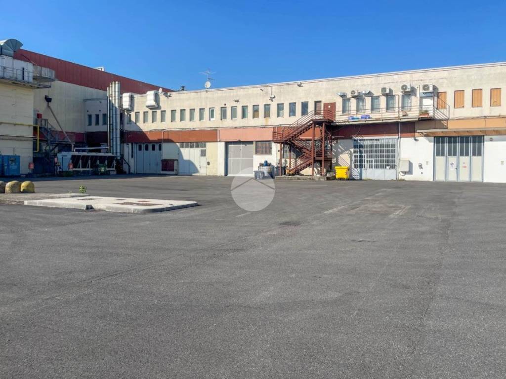 locale commerciale in affitto a Rezzato