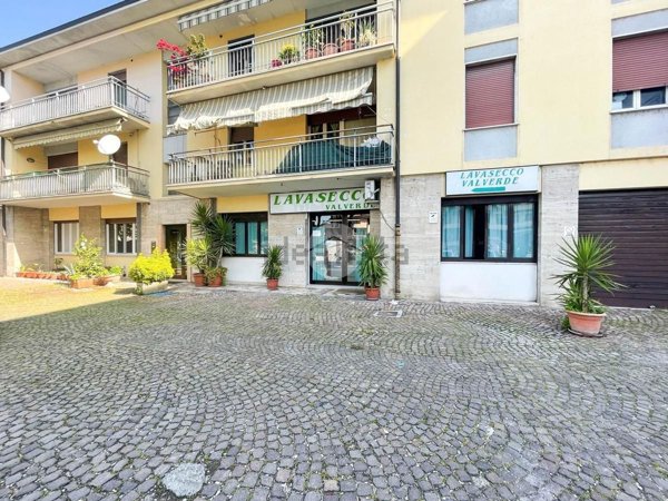 locale commerciale in affitto a Rezzato