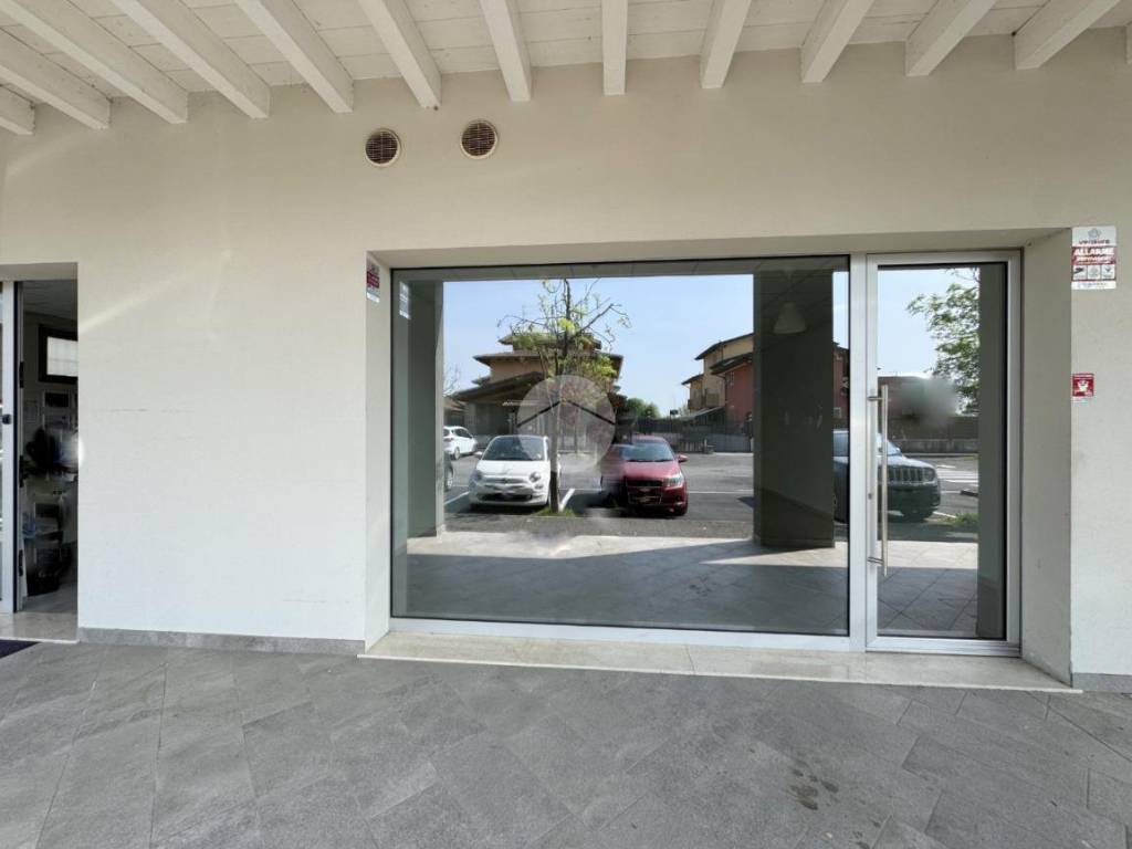negozio in affitto a Rodengo Saiano