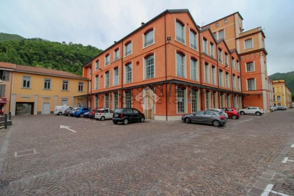 locale commerciale in affitto a Roè Volciano