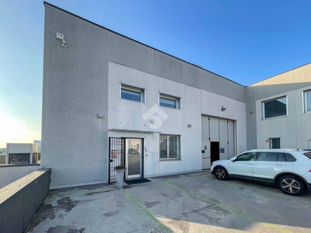 locale commerciale in affitto a Rovato