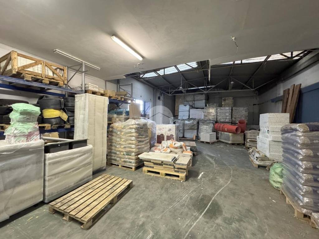 locale commerciale in affitto a Rovato