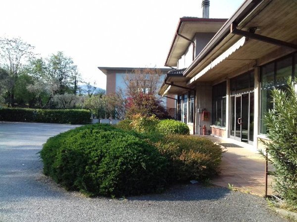 negozio in affitto a Salò in zona Cunettone