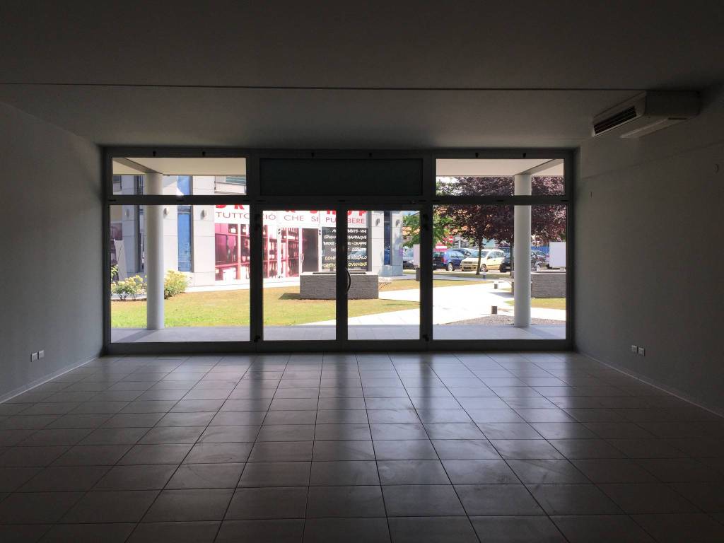 negozio in affitto a Salò in zona Cunettone