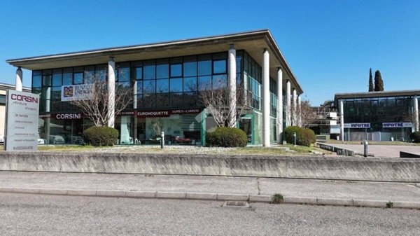 negozio in affitto a Salò in zona Cunettone