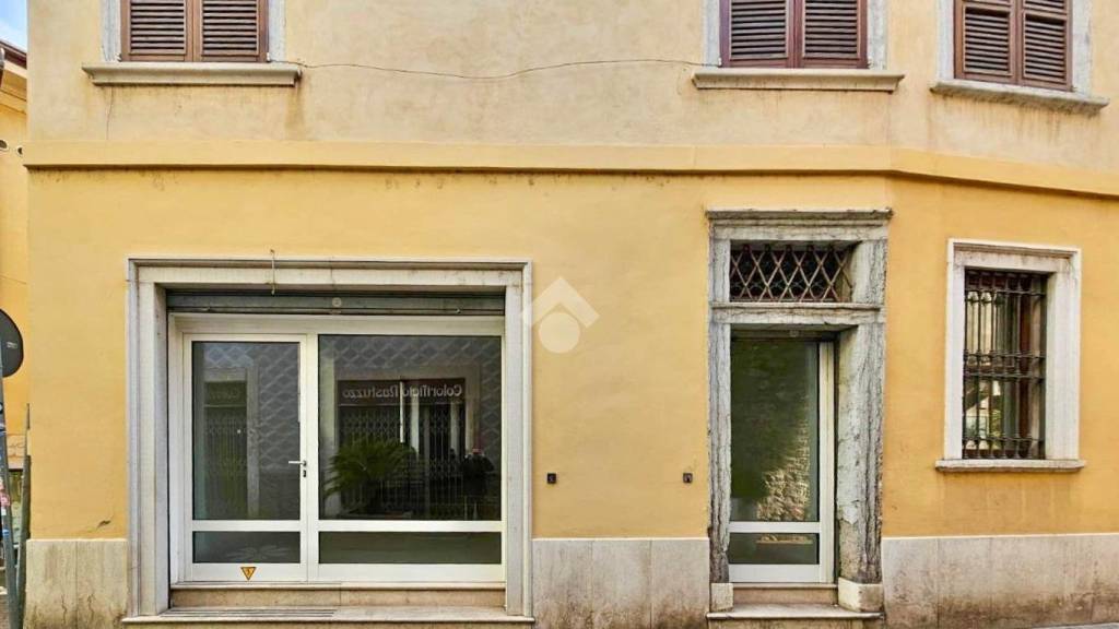 negozio in affitto a Salò in zona Cunettone