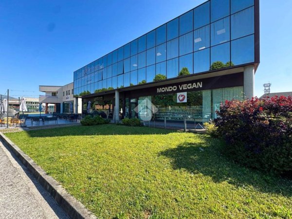 negozio in affitto a Salò in zona Cunettone