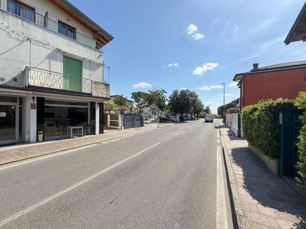 negozio in affitto a Sirmione in zona Colombare
