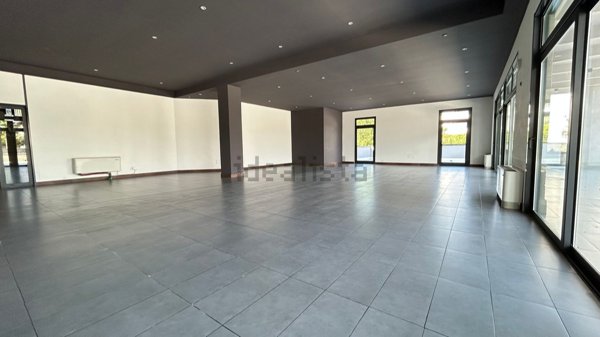 locale commerciale in affitto a Sirmione in zona Colombare