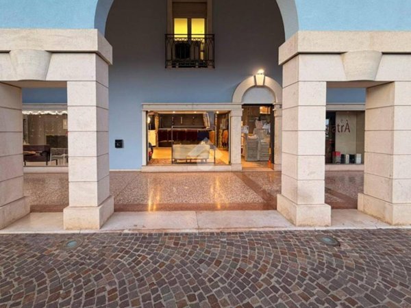 negozio in affitto a Sirmione in zona Colombare
