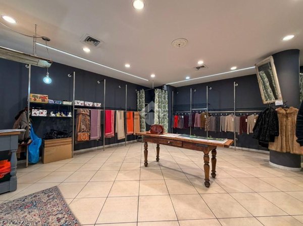 locale commerciale in affitto a Sirmione in zona Colombare