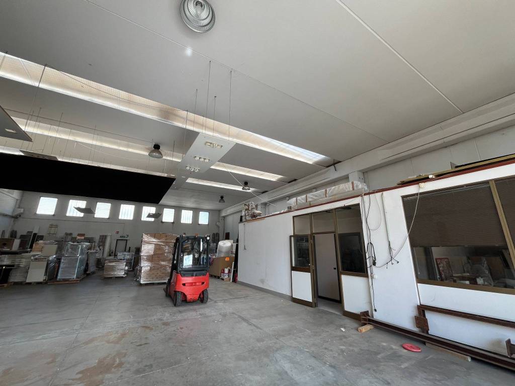 locale commerciale in affitto a Torbole Casaglia