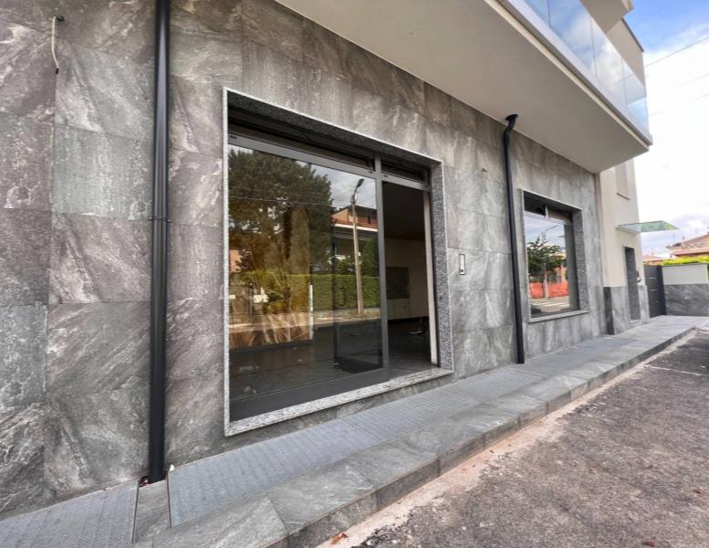 negozio in affitto a Toscolano-Maderno in zona Maderno